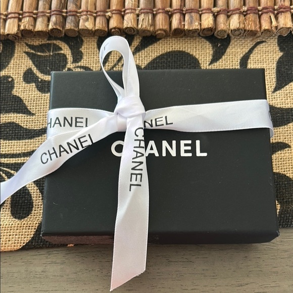 Chanel Elegant Black and White Gift Box - Picture 10 of 10
